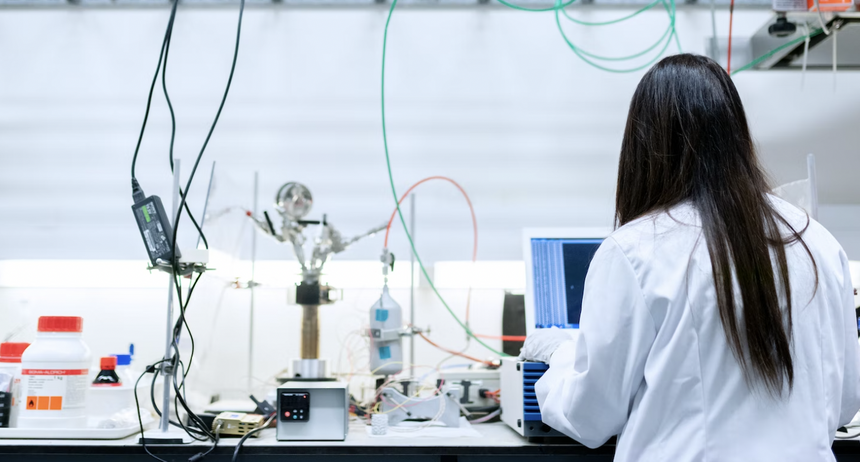 Лечение лейкемии, 768 км молния, пересадка свиного сердца человеку и не только: наука 2022 года