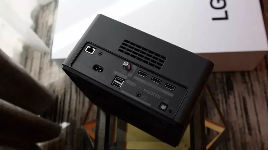 LG показала 97-дюймовый телевизор без единого разъема