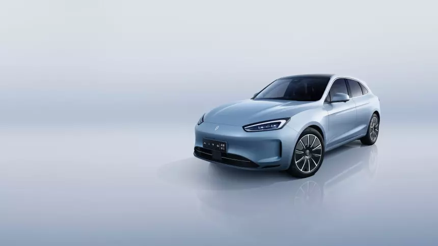 Вы не знали, а у Huawei есть свои автомобили: они стали намного дешевле