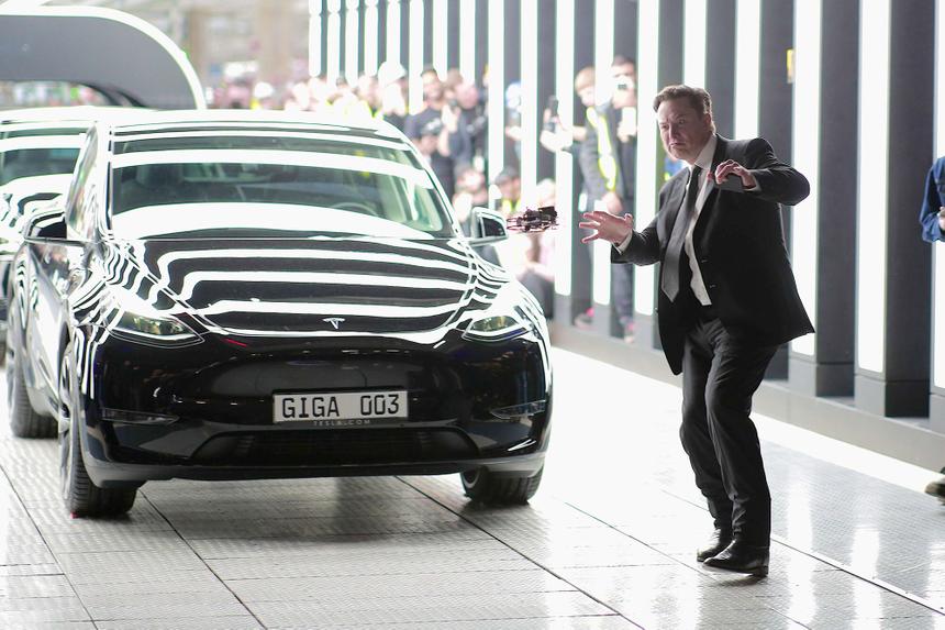 Почему компания Tesla начала внезапно предоставлять новым покупателям скидки на свои электромобили