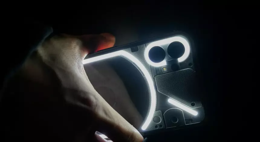 Новый «прозрачный» смартфон Nothing Phone 2 выйдет уже в 2023 году