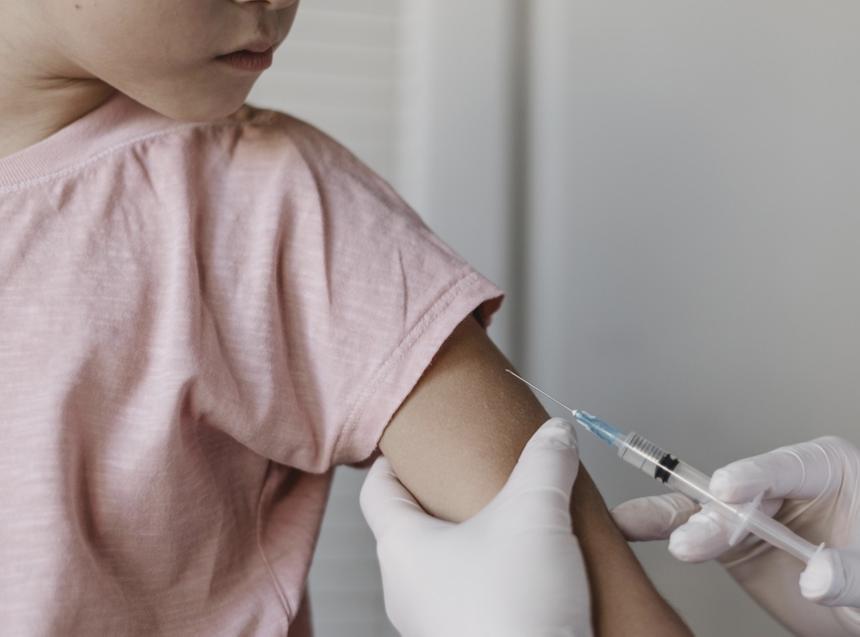В России зарегистрируют новую вакцину от коронавируса специально для детей
