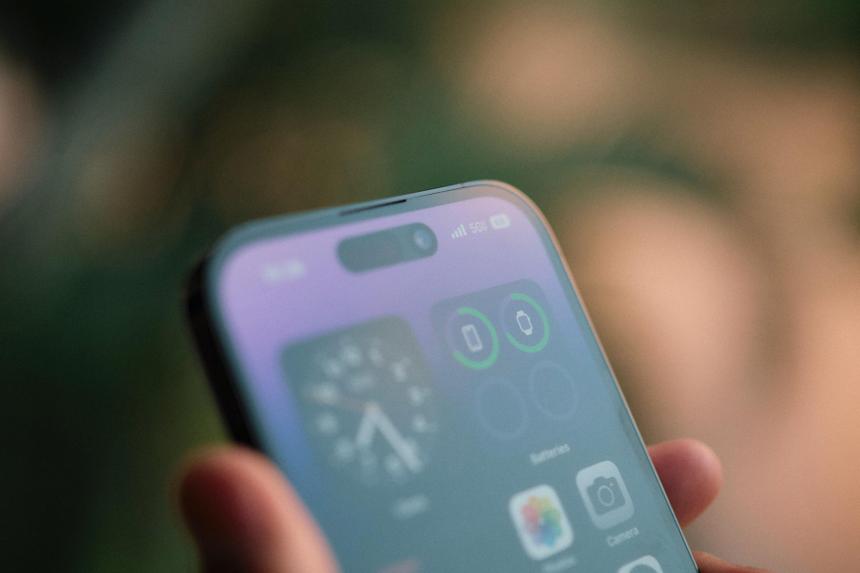 Huawei внедрит в смартфоны динамический «островок» как в iPhone 14 Pro