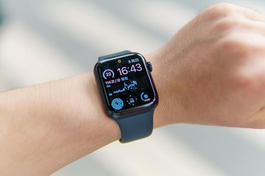 Без проколов кожи: Apple Watch будут контролировать уровень сахара в крови