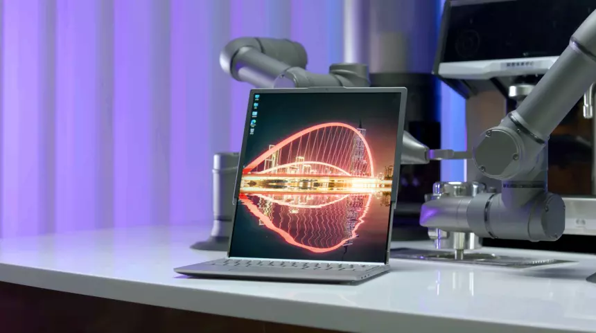 Lenovo показала смартфон и ноутбук с растягивающимися экранами