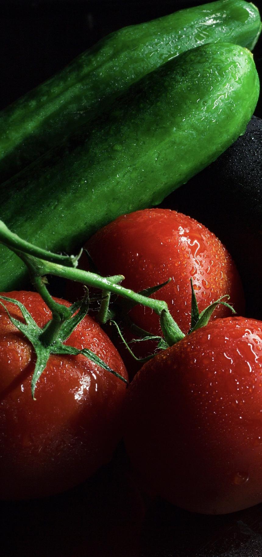 Врач сравнил пользу помидоров и огурцов