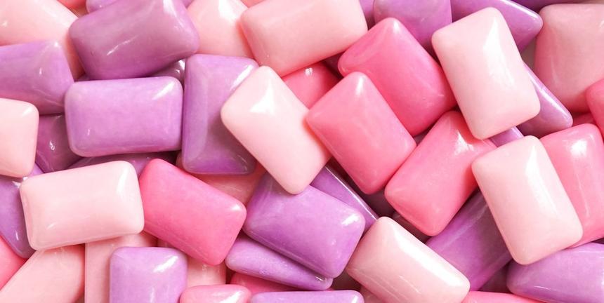 Врач объяснил, что произойдёт, если проглотить жвачку