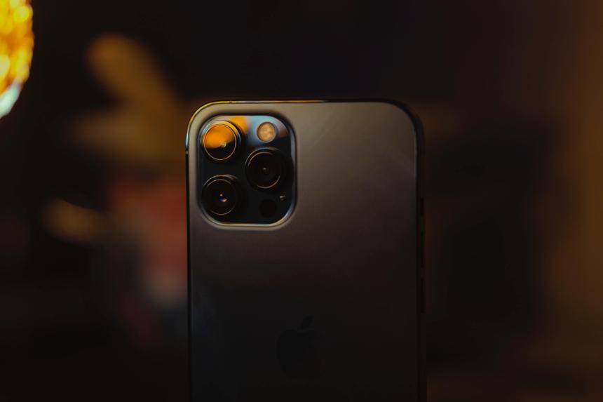 Слитые фото защитного стекла раскрыли внешность будущих iPhone 15