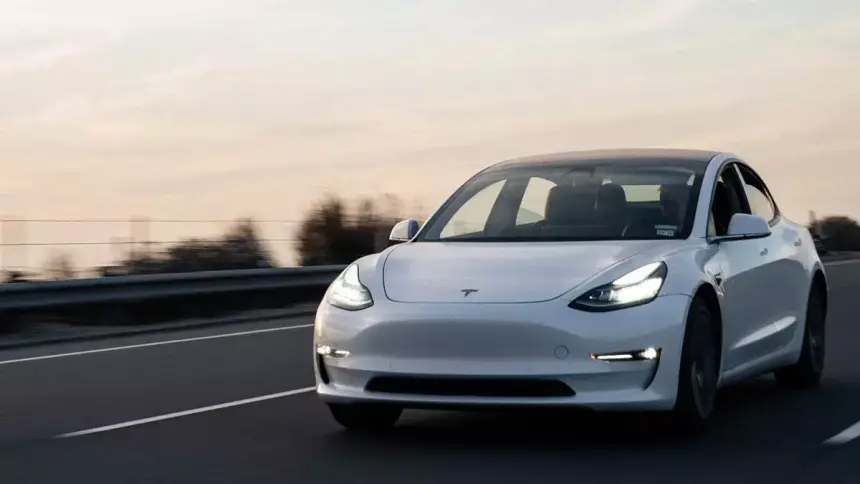 Пользователь «угнал» чужой электромобиль Tesla, использовав немодифицированное мобильное приложение компании