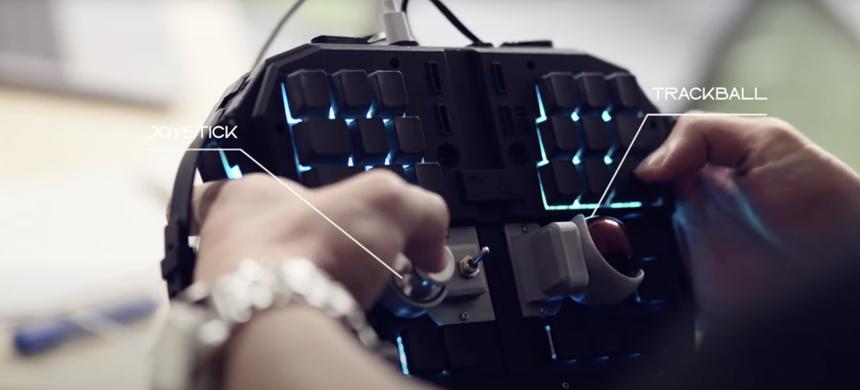 Появилось видео складной клавиатуры, которую в сложенном состоянии можно использовать как игровой контроллер