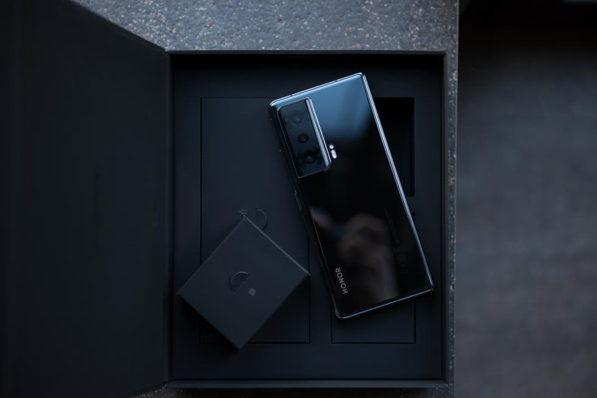 Это лучший смартфон со складным экраном по сумме характеристик в 2023 г.