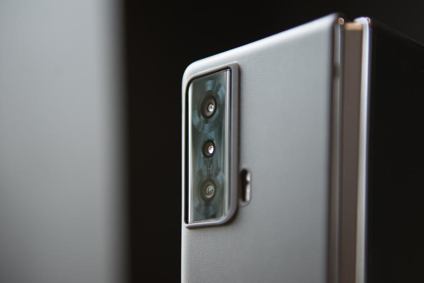 Это лучший смартфон со складным экраном по сумме характеристик в 2023 г.