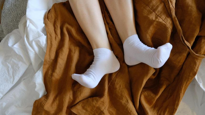 Эксперты посоветовали спать в носках для лучшего сна