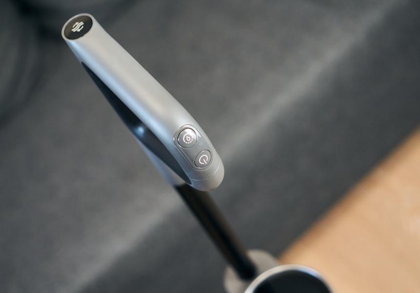 Основная кнопка — включение. Над ней — кнопка сухой уборки