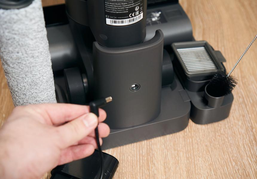 Сзади базы — разъём для зарядки