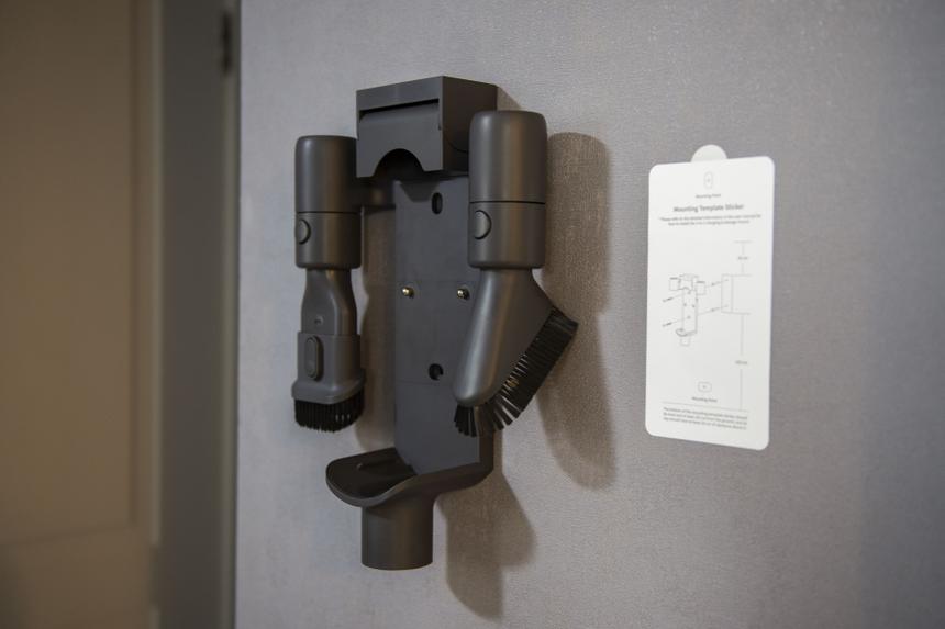 Держатель для пылесоса в естественной среде обитания