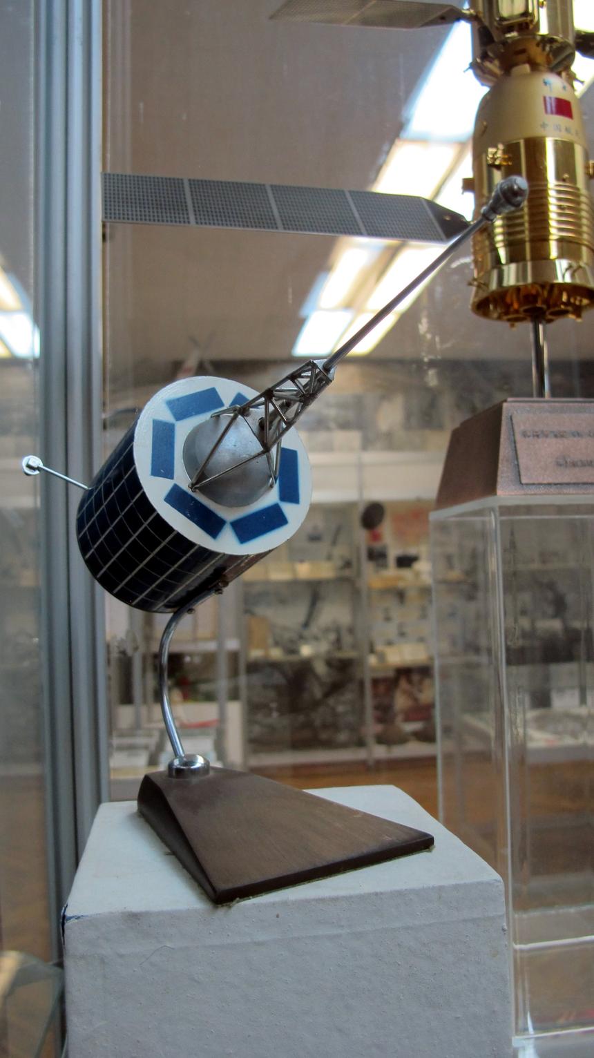 Макет спутника системы «Циклон»