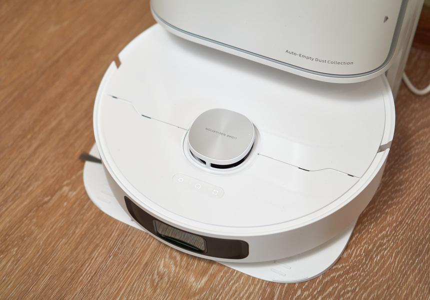 Dreame L10 Ultra на базе в режиме ожидания