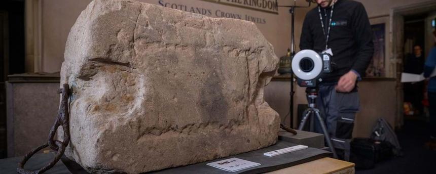 На «Камне Судьбы» XIII века нашли скрытые символы и аномалии