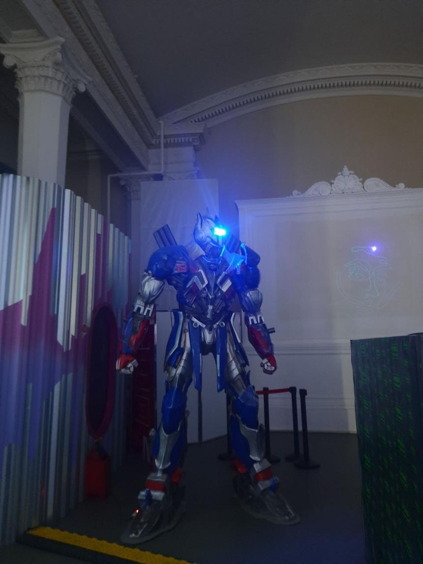 Ну и кто из вас в детстве не мечтал о таком транформере?