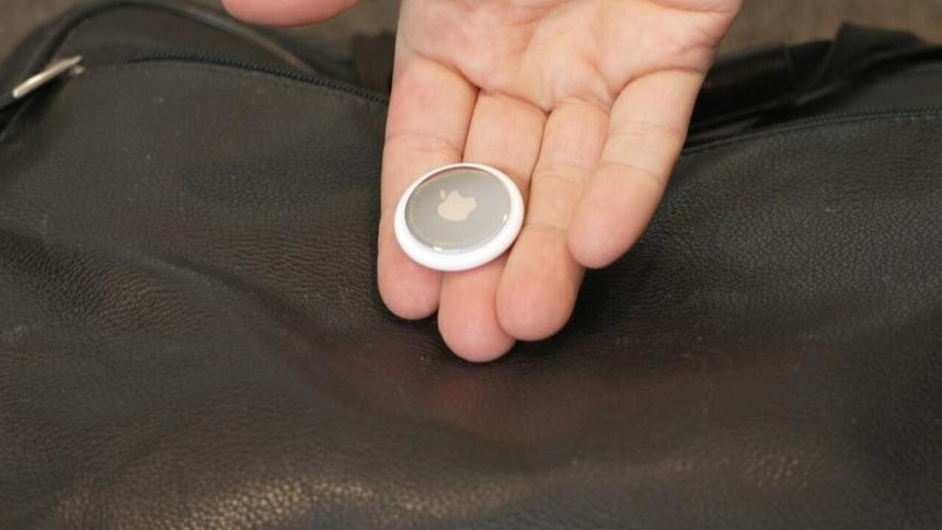 В США полиция начала дарить автовладельцам геометки Apple AirTag