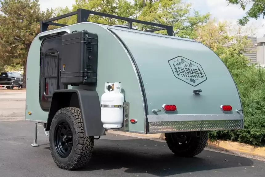 Этот небольшой прицеп для автомобиля может обеспечить электричеством дом на сутки