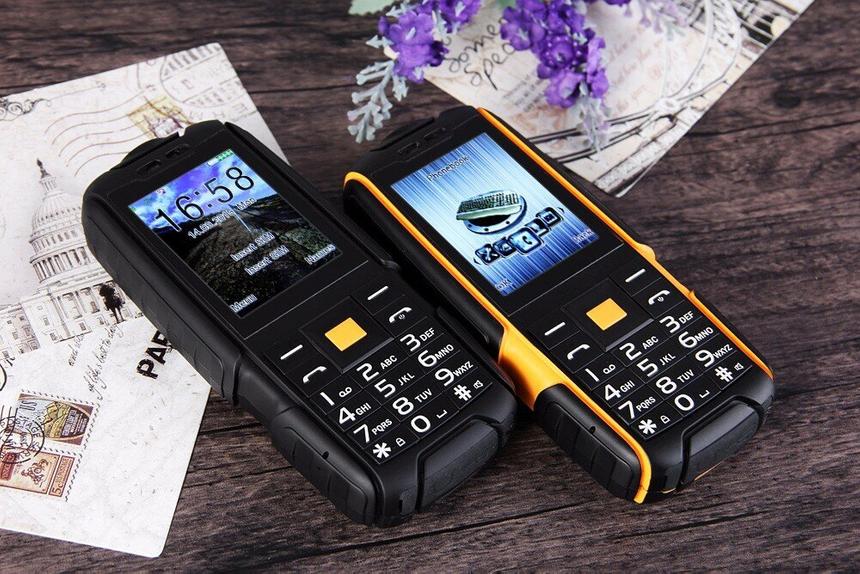 Наложили кирпичей: российские кнопочные телефоны захватили рынок