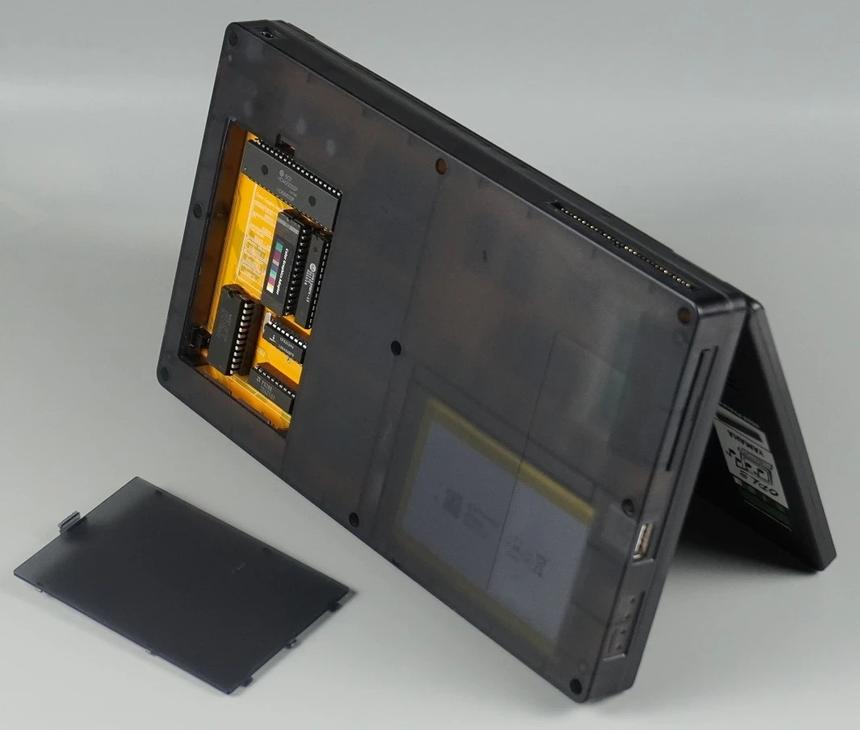 Сейчас точно не 90-е? Представлен мини-ноутбук с процессором Intel 8088 и MS-DOS на борту