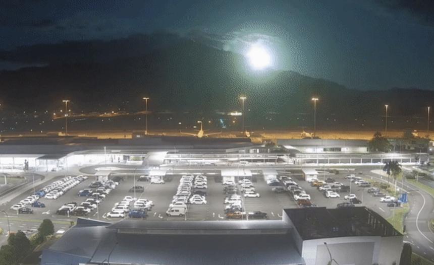 Это не НЛО: над Австралией взорвался зелёный метеор с яркой вспышкой и мощным звуком