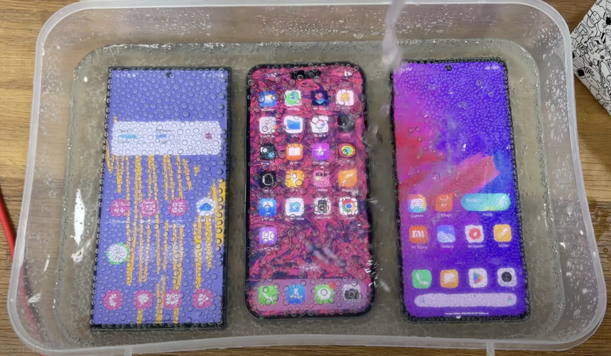 Флагманы Xiaomi, Samsung и Apple залили газированным коктейлем, а затем заморозили в морозильнике