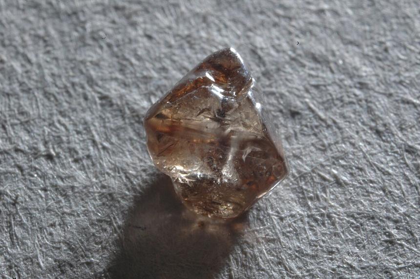 Ученые из России выяснили, как в алмазе появляются вкрапления углекислого газа