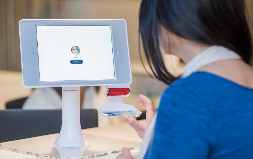 Компьютеры британских магазинов начали запоминать лица воров