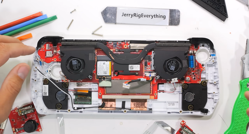 «Впечатляющая система охлаждения, но не без минусов»: эксперт разобрал и проверил на прочность «карманную» приставку Asus ROG Ally