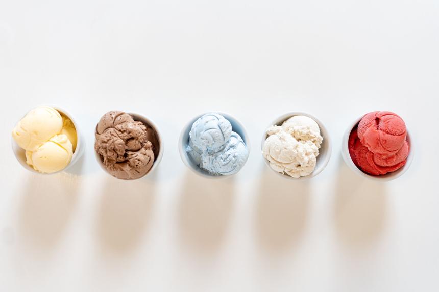 «Отморозить мозг»: врач рассказала, почему опасно есть много мороженного