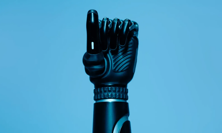 Просто положить в ванну: инженеры из России разработали протез кисти с эффектом памяти