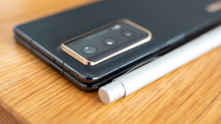 Самый тонкий складной смартфон в мире показали на живых фото