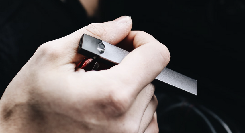 Juul разработала электронную сигарету, которая может проверять возраст пользователя