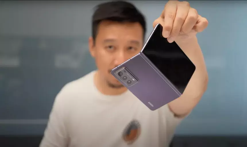 Новенький складной Honor Magic V2 оказался таким же популярным в Китае, как и iPhone