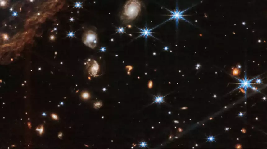 Телескоп James Webb обнаружил в космосе нечто в виде вопросительного знака