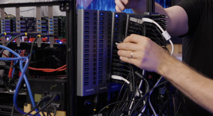 К обычному ПК подключили 110 USB-устройств