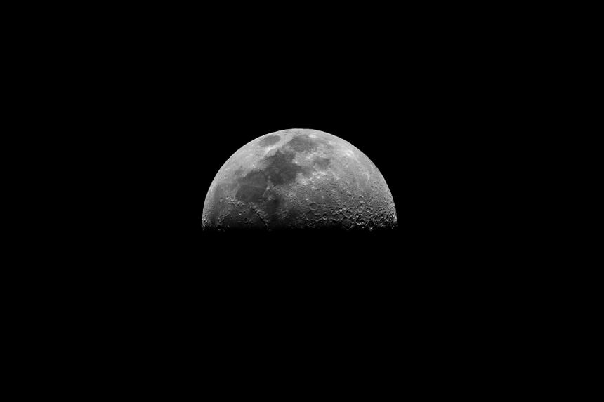 Российский астроном рассказал, почему Луна оказалась горячее, чем ожидалось