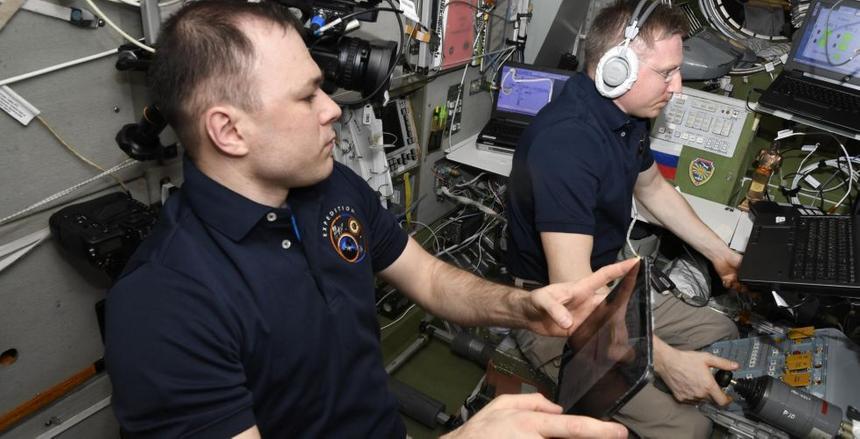 Роскосмос о буднях космонавтов: много экспериментов и передача дел