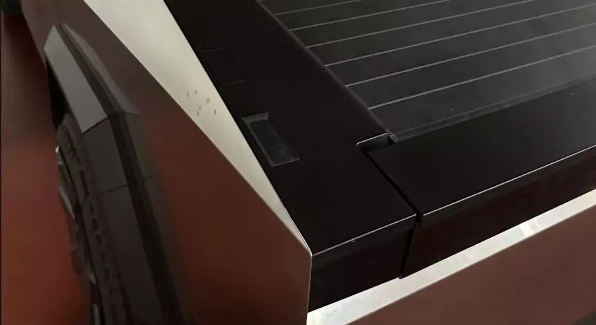 Электрокар «без дизайна» Cybertruck сняли максимально близко