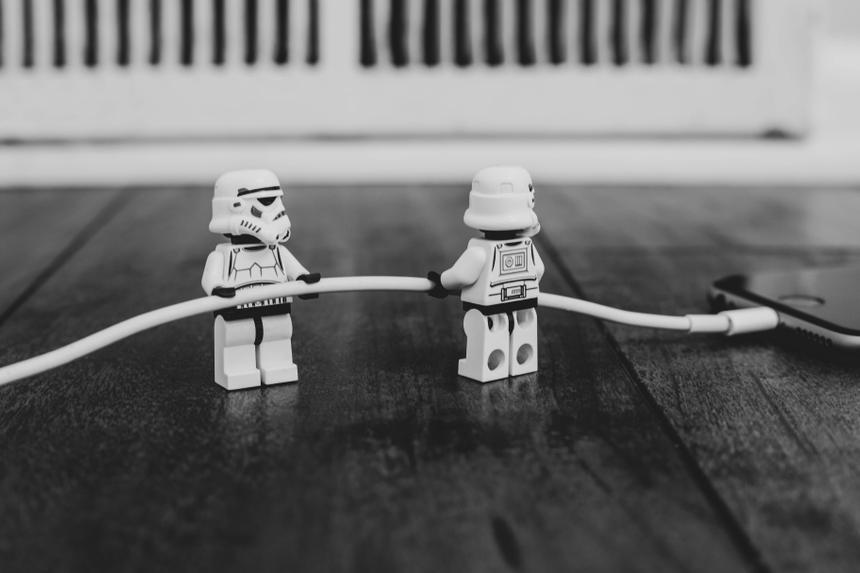 Эксперт рассказал, как безопасно заряжать телефон вне дома