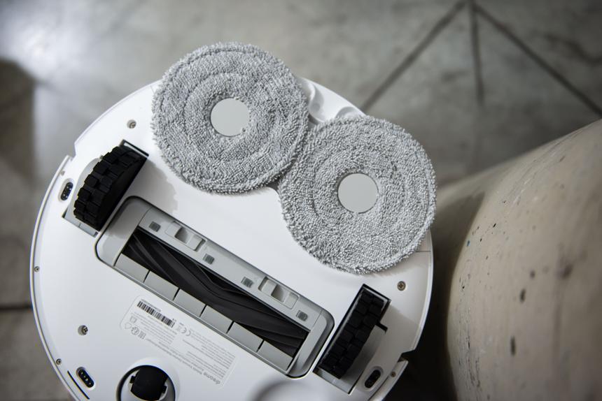 Мыть швабры самому не стоит. Это делает робот (порой даже среди уборки для того, чтобы грязь не развозить), справляется он с этим здорово, еще и сушит их самостоятельно.