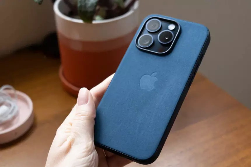 Первые обзоры подтвердили «ужасность» новых чехлов для iPhone 15, пришедших на замену кожаным