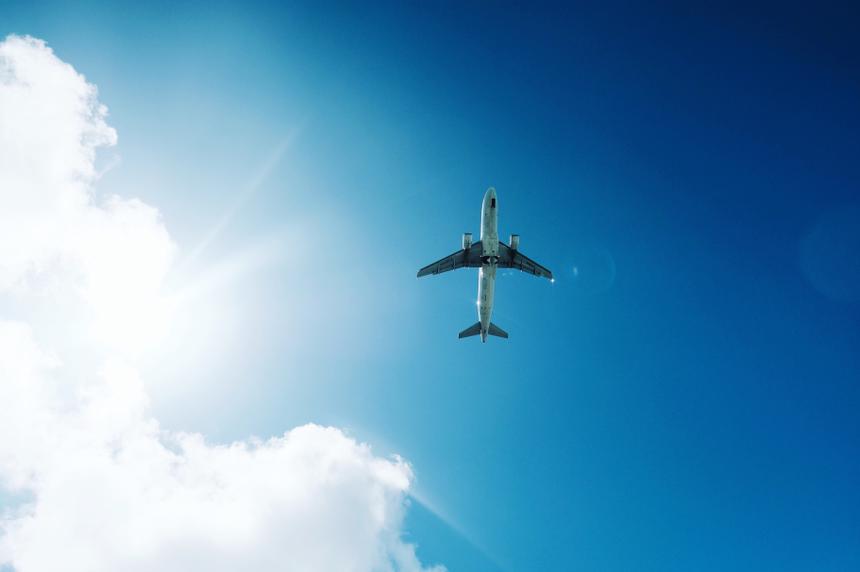 Почему нам кажется, что самолёт летит медленно, хотя это не так