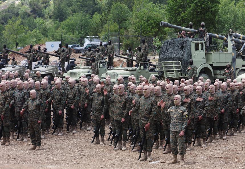 Формирования Хезболла на учениях — пехота, артиллерия и пикапы с противотанковыми установками СПГ-9 (или их аналогом)