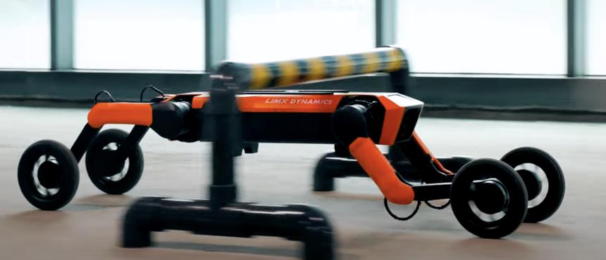 В Китае робота научили пригибаться во время движения