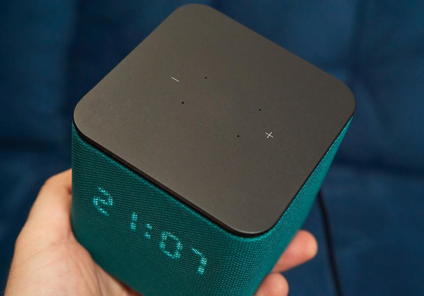 Верхняя поверхность Яндекс Станции Миди абсолютно плоская, без выступов. Есть лишь 4 отверстия, которые даже невозможно нащупать из-за их крохотного размера